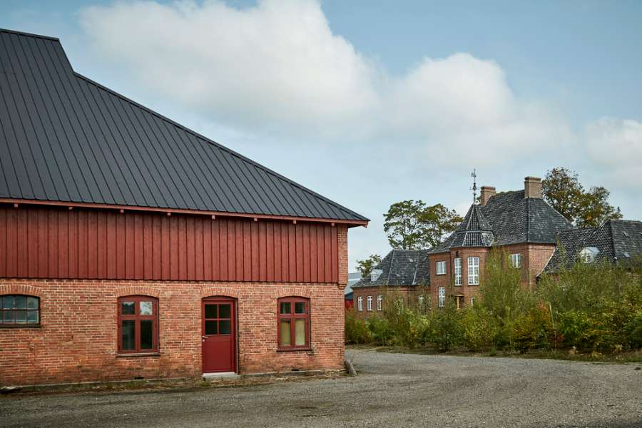 Historisk lade i Knuthenborg Safaripark beklædt med stålplader, Knuthenborg Allé 2, 4930 Maribo